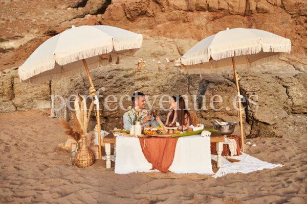 Pedida de mano con picnic en Gran Canaria / Photo via Weddings and Events by Natalia Ortiz