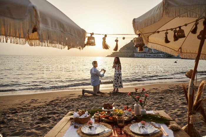 Pedida de mano con picnic en Gran Canaria / Photo via Weddings and Events by Natalia Ortiz
