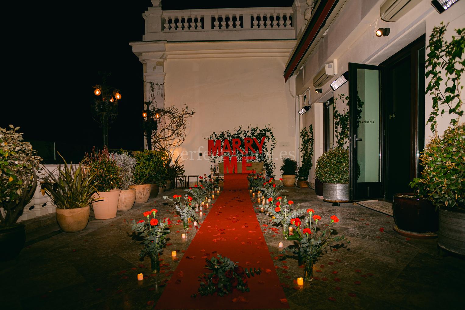 Lugar de la pedida de mano con grandes letras MARRY ME / Weddings and Events by Natalia Ortiz