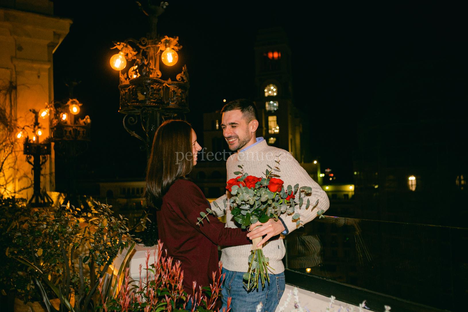 Pareja en su pedida de mano en Madrid / Weddings and Events by Natalia Ortiz