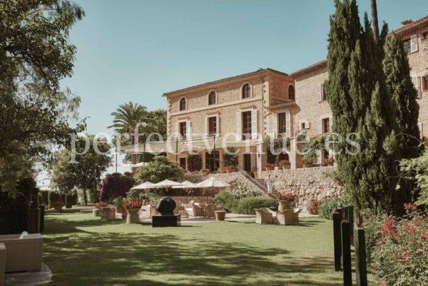 Marriage proposal in Mallorca at the Belmond hotel on a viewing platform