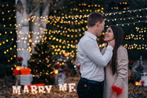 Pareja durante la pedida / Weddings and Events by Natalia Ortiz