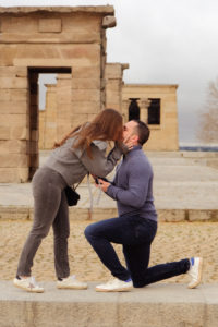 Pedida de mano en el Templo de Debod en Madrid / Photo via Weddings and Events by Natalia Ortiz