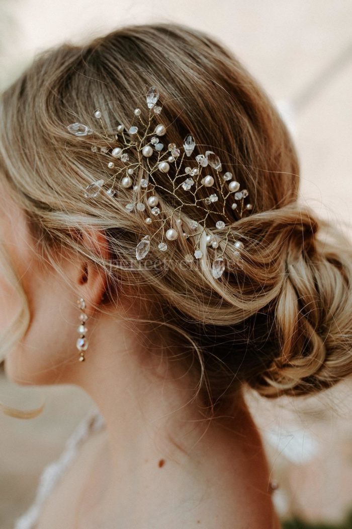 Novia con tocado de perlas - Weddings and Events by Natalia Ortíz
