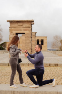 Pedida de mano en el Templo de Debod en Madrid / Photo via Weddings and Events by Natalia Ortiz