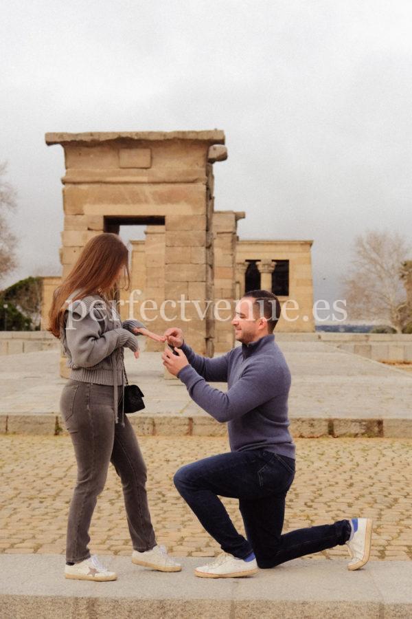 Pedida de mano en el Templo de Debod en Madrid / Photo via Weddings and Events by Natalia Ortiz
