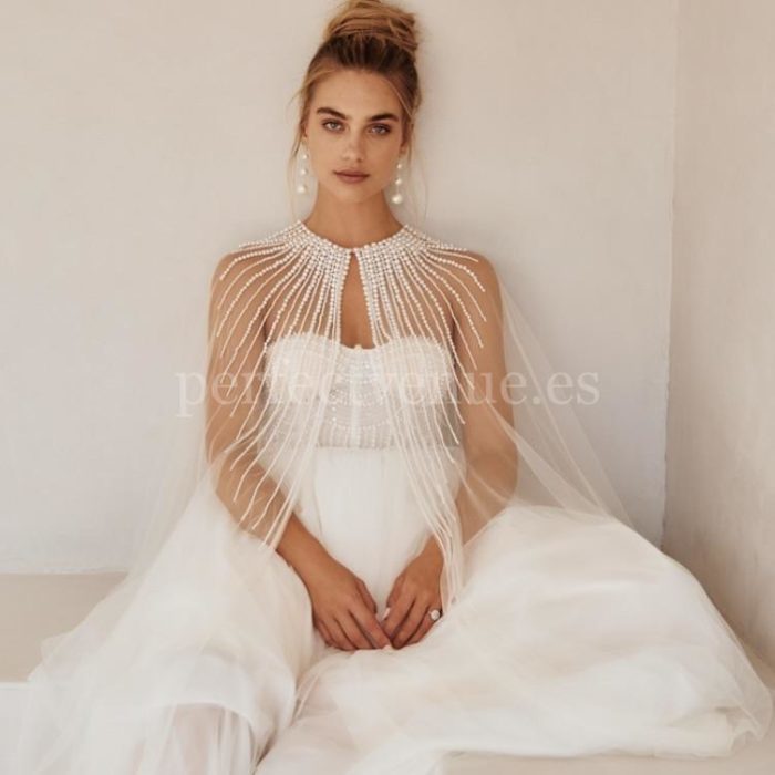 Capa de perlas tendencia demure / Photo via weddings wild spirit