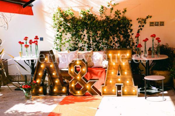 Wooden letters in Valencia / Natalia Ortiz Events