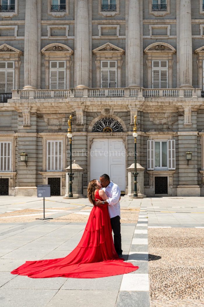 Sesion de fotos con vestido flotanteen Madrid / Photo via Perfect Venue / Marta de la Torre Fotografía