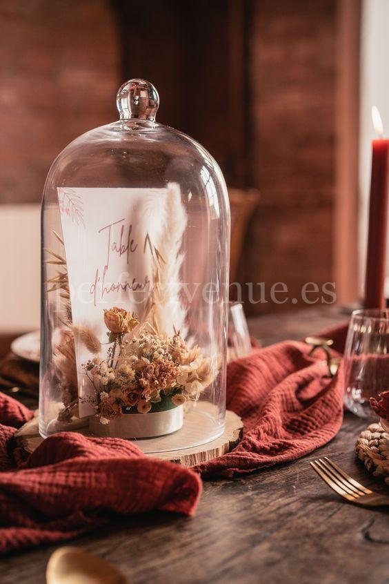 Identificador de mesa de cristal y flores / by Pinterest