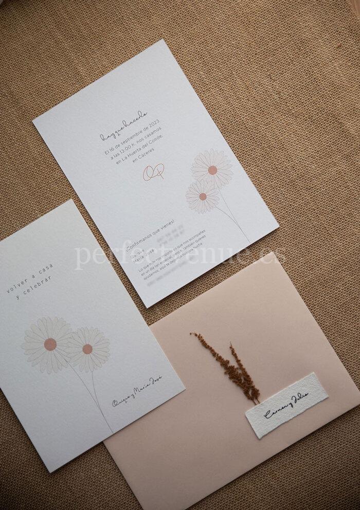 Invitaciones de boda personalizadas / Photo via Perfect Venue