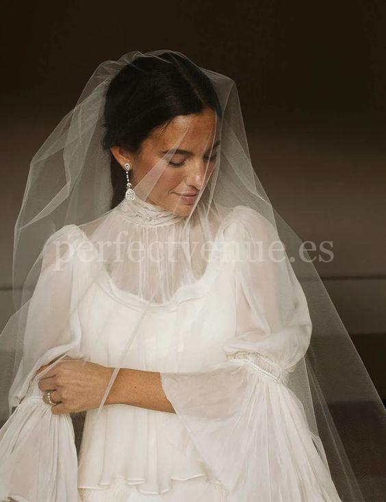 Novia demure con velo / by Pinterest