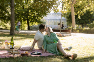 Пикник на фоне Хрустального дворца / Photo via Weddings and Events by Natalia Ortiz