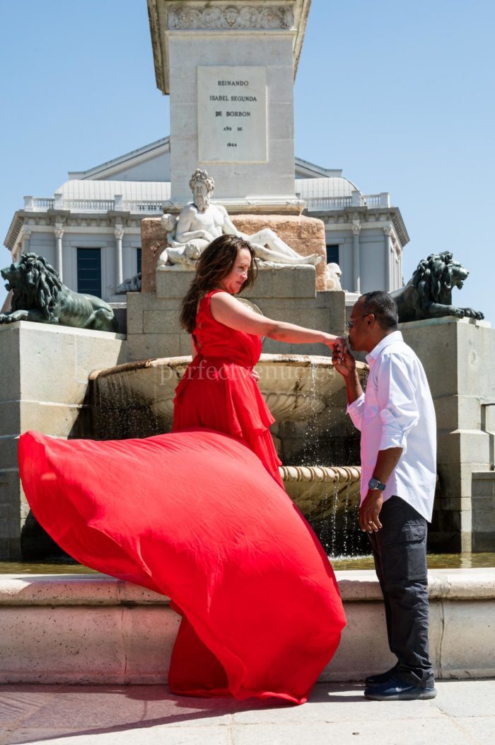 Sesion de fotos con vestido flotante en Madrid / Photo via Perfect Venue / Marta de la Torre Fotografía