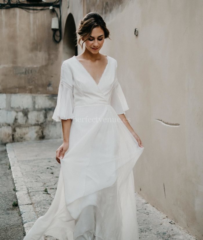Vestido de novia demure / Photo via Weddings Wild Spirit