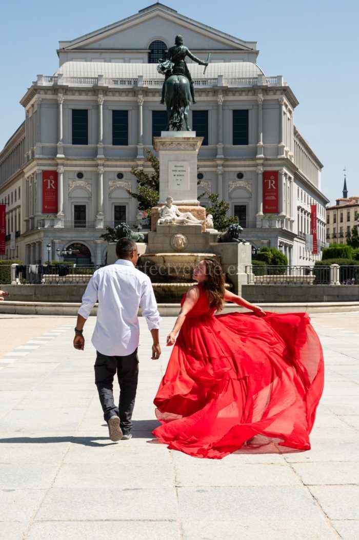 Sesion de fotos con vestido flotanteen Madrid / Photo via Perfect Venue / Marta de la Torre Fotografía