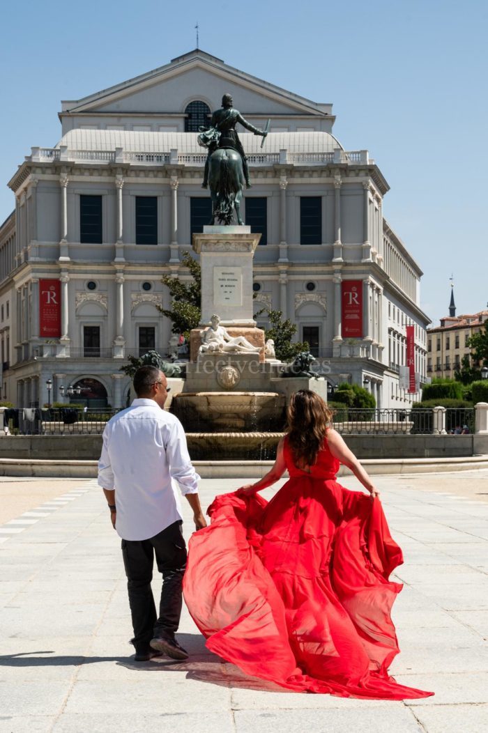 Sesion de fotos con vestido flotanteen Madrid / Photo via Perfect Venue / Marta de la Torre Fotografía