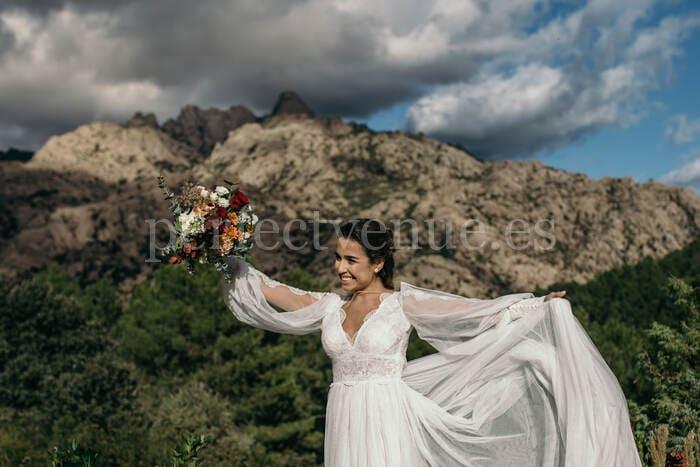 La Pedriza elopement / Photo via Wedding and Events by Natalia Ortiz