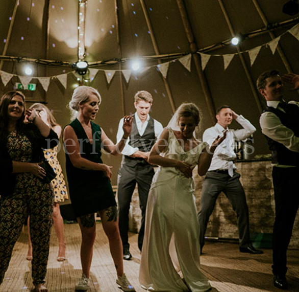 Baile nupcial / Photo via Escuela Carácter