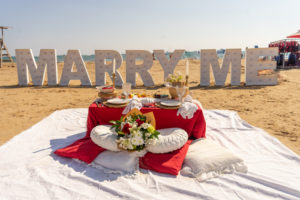 Marriage proposal on the beach in Tenerife / Photo via Natalia Ortiz Events