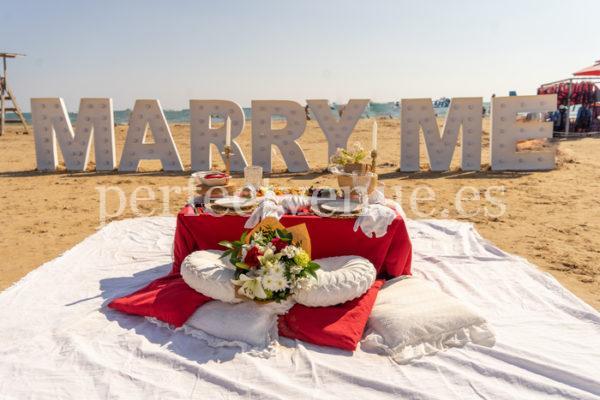 Marriage proposal on the beach in Tenerife / Photo via Natalia Ortiz Events