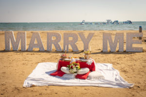Marriage proposal on the beach in Tenerife / Photo via Natalia Ortiz Events