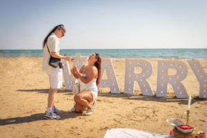 Marriage proposal on the beach in Tenerife / Photo via Natalia Ortiz Events