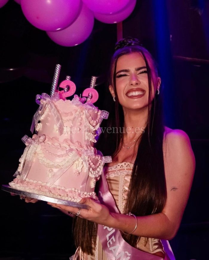 Coquette theme cake / Photo via Wedding and Events by Natalia Ortiz