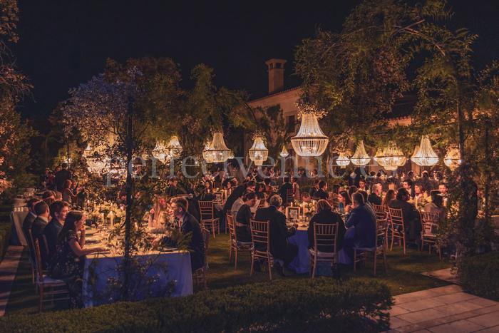 Exclusive lighting for weddings / Photo via Perfect Venue