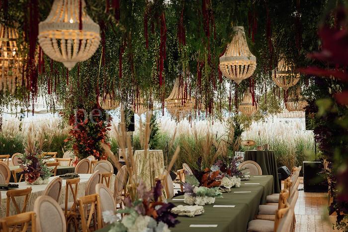 Exclusive wedding lighting / Photo via Perfect Venue