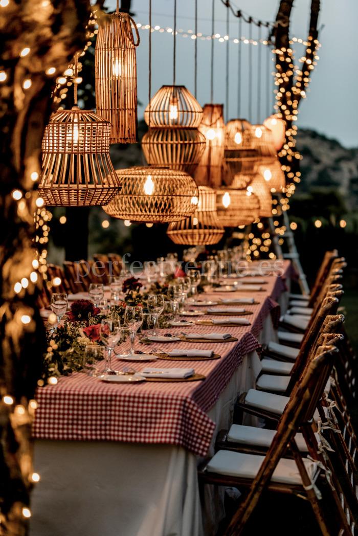 Fairy lights for weddings / Photo via Perfect Venue