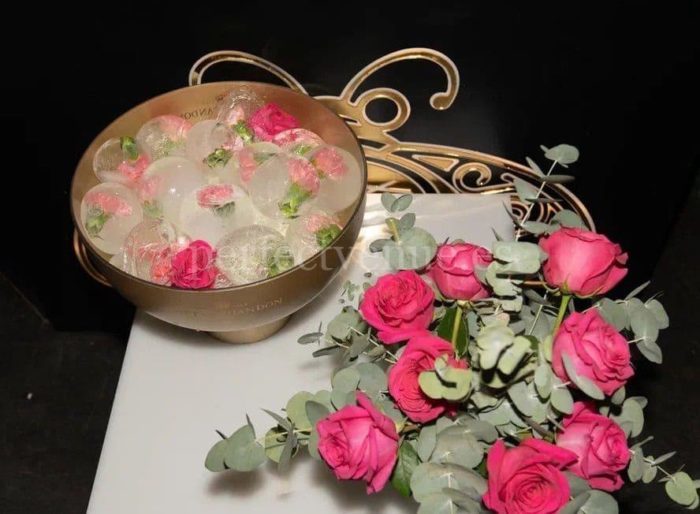 Ice cubes with flowers / Photo via Wedding and Events Natalia Ortiz