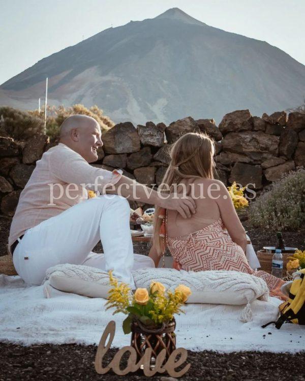 Marriage proposal in Tenerife with a picnic and views of Teide