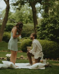 Marriage proposal in Tenerife with a picnic in a forest
