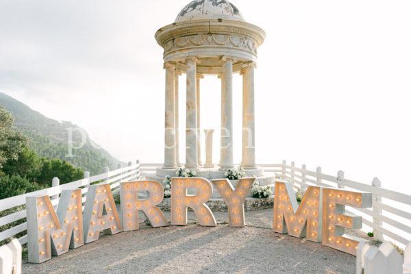 Proposal at sunset in Spain / Photo via Natalia Ortiz Events