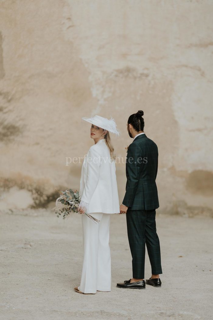 Traje de novia / Photo via Silvia Sanchez Fotografía / @garasevilla
