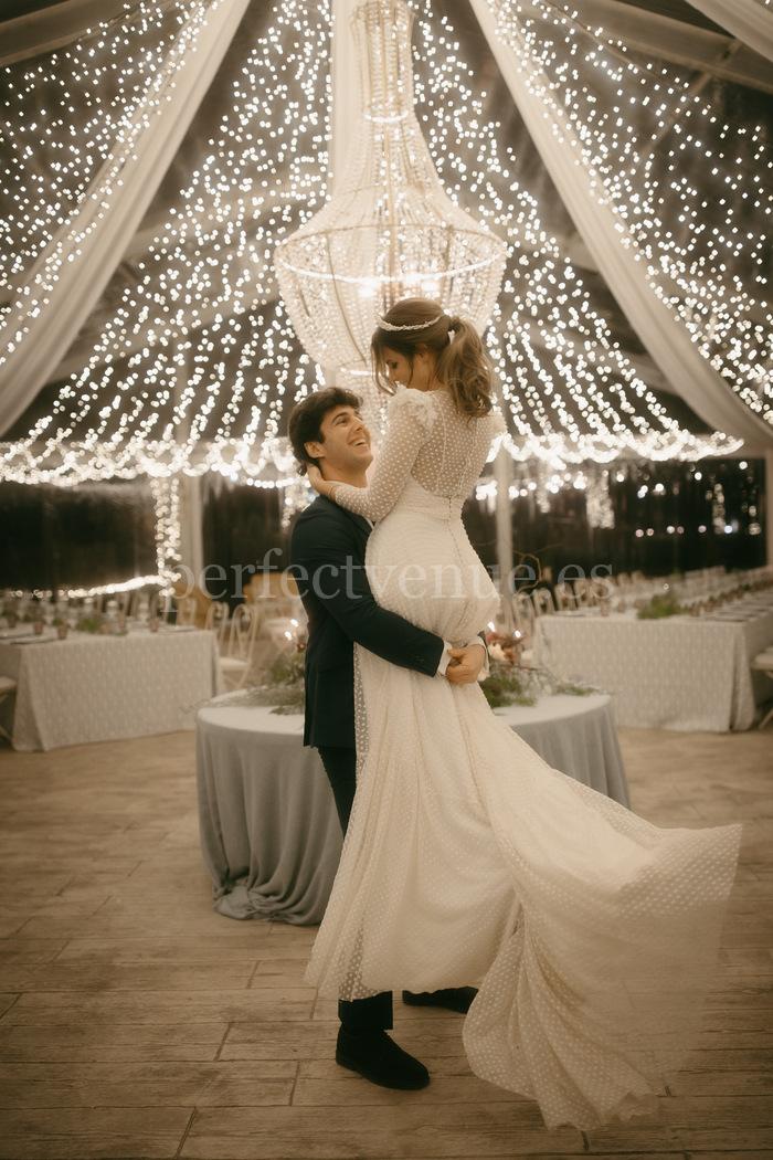 Wedding lighting / Photo via Perfect Venue