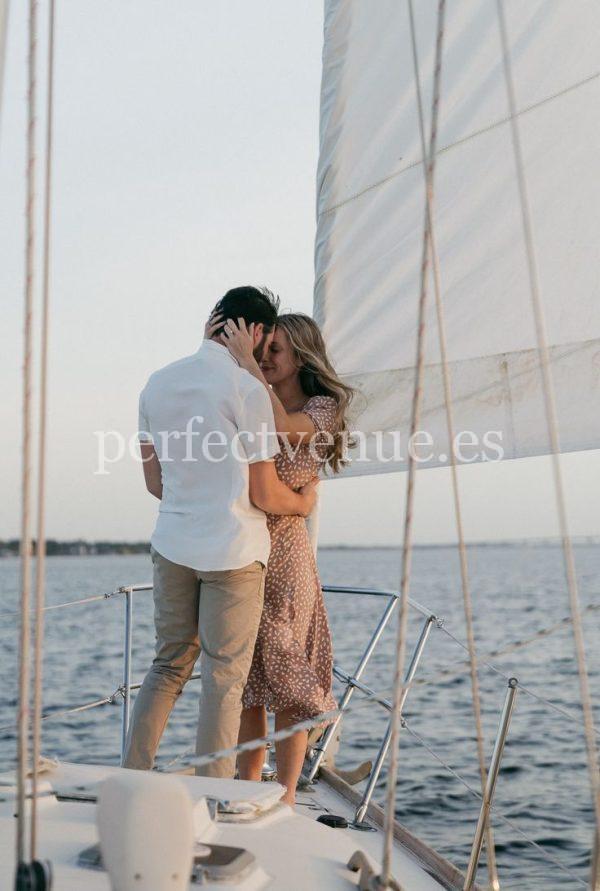 Pedida de mano en Barcelona en un velero