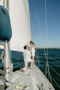 Pedida de mano en Barcelona en un velero