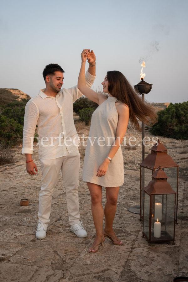 Marriage proposal in Cap Rocat / Photo via Natalia Ortiz Events