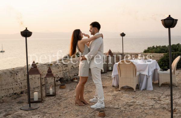 Marriage proposal in Cap Rocat / Photo via Natalia Ortiz Events