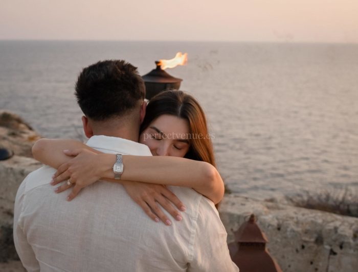 Pedida de mano en cap rocat / Photo via Wedding and Events by Natalia Ortiz / @natamallorca_photo