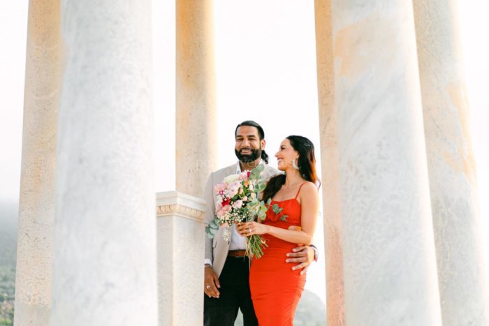 Pedida de mano con letras marry me mallorca / Phot via Wedding and Events by Natalia Ortiz / Tanya Vasiluk