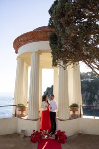 Marriage proposal in Marimurtra / Photo via Natalia Ortiz Events