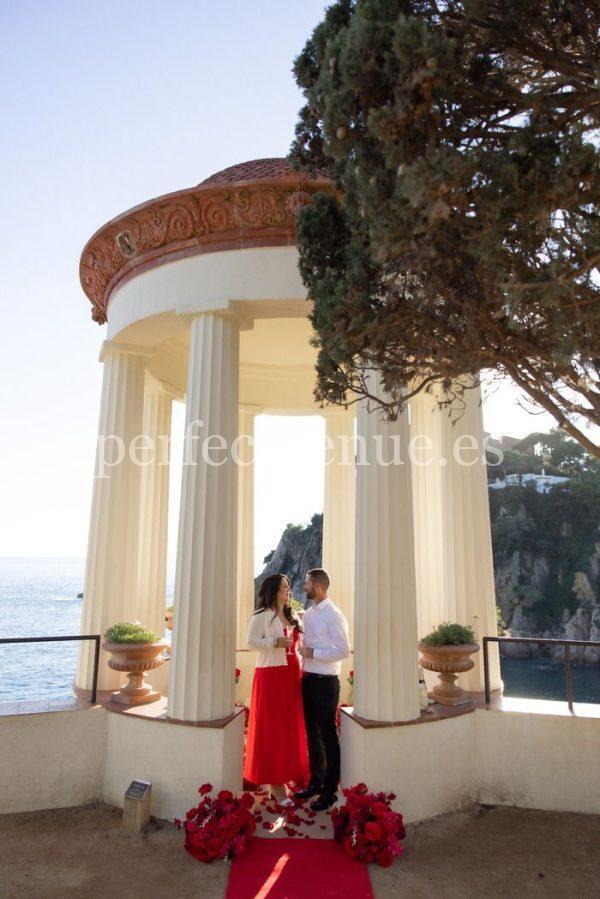 Marriage proposal in Marimurtra / Photo via Natalia Ortiz Events