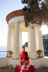 Marriage proposal in Marimurtra / Photo via Natalia Ortiz Events