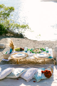 Marriage proposal with a picnic in Mallorca / Photo via Wedding and Events by Natalia Ortiz