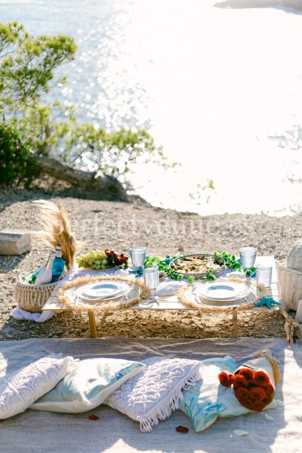 Marriage proposal with a picnic in Mallorca / Photo via Wedding and Events by Natalia Ortiz