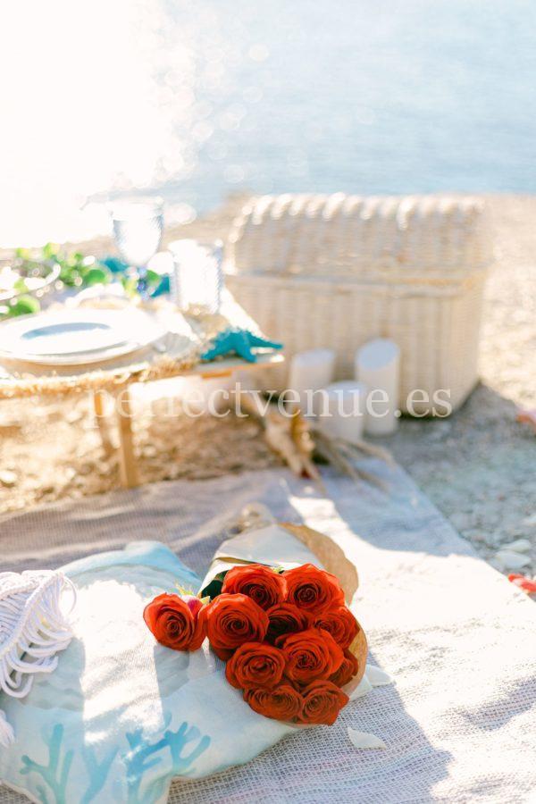 Marriage proposal with a picnic in Mallorca / Photo via Wedding and Events by Natalia Ortiz