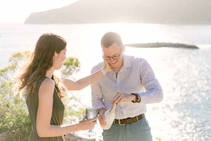 Marriage proposal with a picnic in Mallorca / Photo via Wedding and Events by Natalia Ortiz